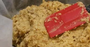 Paruoškite kepimo formą. Išklokite ją kepimo popieriumi ir sudėkite tešlą. Įdėkite į orkaitę ir kepkite 40–50 minučių, priklausomai nuo j...