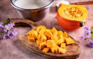 Nulupkite moliūgo gabalėlį, išimkite sėklas ir atmatuokite reikiamą minkštimo kiekį (150 gramų). Moliūgą supjaustykite mažais kubeliais.