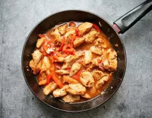Pabarstykite paprika, sudėkite pomidorų pastą, susmulkintą česnaką, juostelėmis supjaustytą papriką ir užpilkite vandeniu. Troškinkite an...