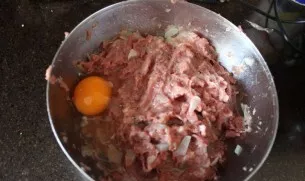 Batono minkštimą pamirkykite grietinėlėje. Į faršą įmuškite kiaušinį, supilkite grietinėlę, sudėkite pakepintus svogūnus ir išmirkytą bat...