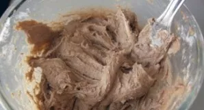 Atsargiai išmaišykite iki vientisos masės. Būtina, kad masė liktų ori ir nenusėstų.