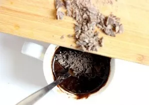 Kai sumaišysite visus ingredientus į vienalytę masę, suberkite susmulkintą šokoladą arba šokolado drožles ir šį kartą švelniai išmaišykit...