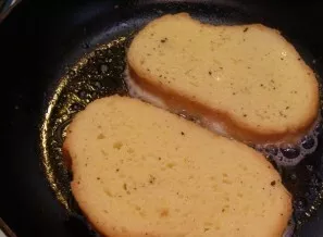 Kiekvieną riekelę pamerkite į kiaušinių mišinį ir sudėkite į keptuvę.