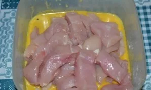 Susmulkintą mėsą perpilu į ką tik paruoštą marinatą.