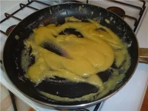 Kai padažas taps vienalytės konsistencijos, supilkite stiklinę pieno ir nuolat maišydami užvirinkite.