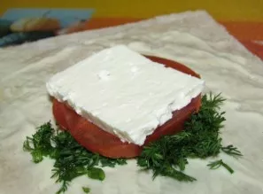Ant pomidoro uždėkite gabalėlį sūrio. Galite pipiruoti.