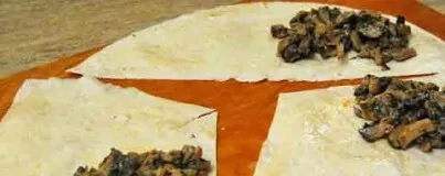 Ant kiekvieno trikampio pusės uždėkite grybų įdaro.
