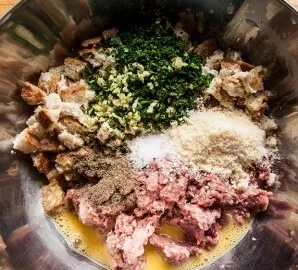 Į faršą giliame dubenyje sudėkite išspaustą duoną, kiaušinį, česnaką, žoleles, druską ir pipirus. Taip pat galite įdėti šiek tiek tarkuot...
