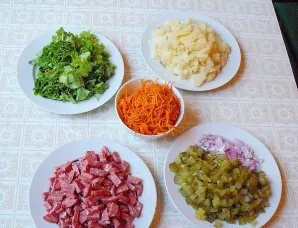 Dubenyje sumaišykite visus paruoštus ingredientus, įdėkite šiek tiek majonezo, viską gerai išmaišykite. Kadangi mišrainėje yra marinuotų ...