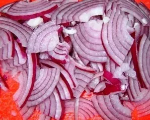 Raudonąjį svogūną supjaustykite plonais pusžiedžiais arba ketvirčiais.