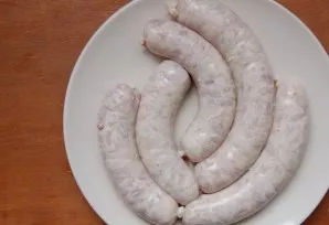 Gautu faršu užpildykite žarnas. Kadangi faršas skystas, dešrelės išeina minkštos.