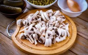 Pievagrybius supjaustykite plonais griežinėliais.
