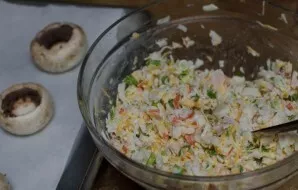 Gerai išmaišykite. Kepimo skardą išklokite kepimo popieriumi ir sudėkite grybus.