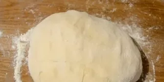 Stalviršį pabarstykite miltais, išdėliokite tešlą, minkykite taip, kad neliptų prie rankų, tačiau nepripilkite per daug miltų. Palikite t...