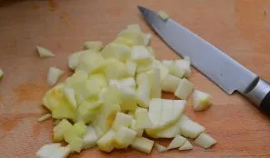 Obuolius nulupkite ir supjaustykite mažais kubeliais. Galite užpilti šiek tiek citrinos sulčių ir pabarstyti, pavyzdžiui, cinamonu.