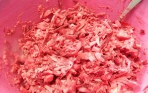 Tada viską atsargiai išmaišome ir dedame į šaldytuvą bent 30 minučių, kad visų ingredientų skoniai gerai susimaišytų.