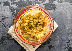 Raugintą agurką smulkiai supjaustykite ir dėkite į lėkštę.