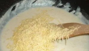 Suberkite tarkuotą sūrį ir leiskite jam visiškai ištirpti.