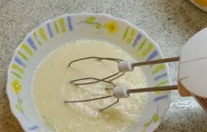 Ir plakite mikseriu, kol ištirps cukraus grūdeliai.