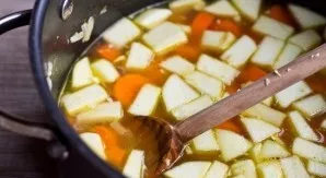 Į puodą sudėkite visus šiuos ingredientus su sultiniu. Virkite sriubą ant silpnos ugnies 20 minučių.