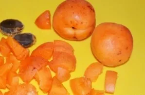 Abrikosus nuplauname, išimame kauliukus, vaisius supjaustome nedideliais gabalėliais.
