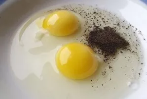 Dubenyje išplakite kiaušinius su druska ir pipirais.