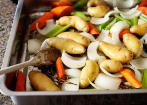 Pagal skonį pasūdykite, įberkite maltų pipirų ir kitų prieskonių. Kruopščiai išmaišykite, kad daržovės tolygiai pasidengtų aliejumi ir pr...