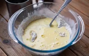 Skystą mišinį supilkite į sausus ingredientus.