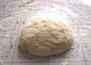 Tada stalą pabarstykite miltais, kočiokite jame tešlą ir minkykite.