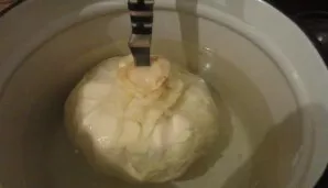Uždedu puodą vandens ant ugnies. Kai vanduo užverda, įdedu kopūsto galvą ir verdu (kol pradeda lengvai nusiimti lapai).
