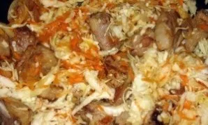 Suberkite kopūstą, vandeniu praskiestą pomidorų pastą ir troškinkite po dangčiu 10 min.