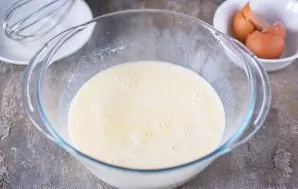 Šiuos ingredientus maišykite šluotele, kol jie visiškai susimaišys.
