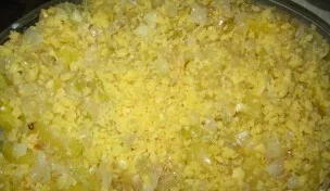 Gautu mišiniu užpilkite daržoves kepimo formoje. Sutarkuokite bet kokį pasirinktą kietąjį sūrį stambia tarka. Pabarstykite daržoves, toly...