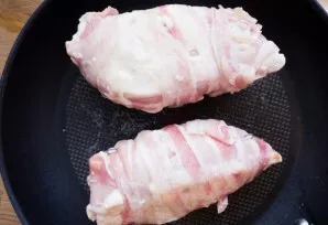 Vištieną apkepkite iš visų pusių iki auksinės rudos spalvos.