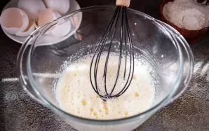 Plaktuvu sumaišykite šiuos ingredientus iki putų.