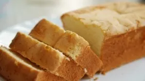 Kepkite pyragą iki auksinės rudos spalvos, apie 45-50 minučių, priklausomai nuo formos dydžio. Prieš patiekiant galima apibarstyti cukrau...