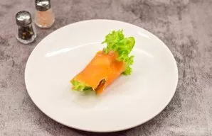 Lašišą susukame taip, kad lapų ir agurkų įdaras būtų viduje.