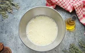 Į kiaušinių mišinį supilkite augalinį aliejų ir švelniai išmaišykite.