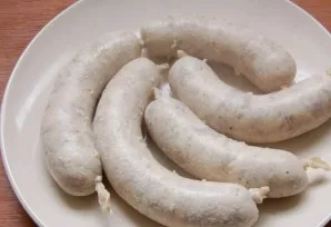Ant viryklės dedame vandenį, kai ant puodo sienelių atsiranda maži burbuliukai, į jį sudedame dešreles. Neleiskite vandeniui užvirti. Lei...
