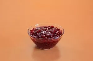 Kai uogienė pasiekia norimą konsistenciją, ją reikia supilti į iš anksto sterilizuotus stiklainius ir uždengti nailoniniais dangteliais. ...