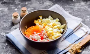 Sumaišykite visus ingredientus salotų dubenyje.