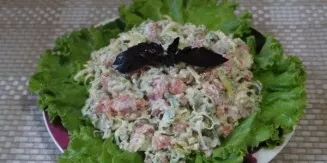 Sumaišykite visus ingredientus su majonezu ir garstyčiomis. Sudėkite salotas ant lapų. Gero apetito!