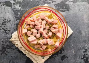 Kumpį supjaustykite mažais kubeliais ir suberkite į likusius ingredientus.
