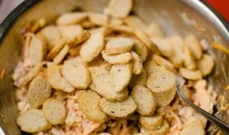 Kad salotose esantys skrebučiai būtų traškūs, suberkite juos prieš pat patiekiant patiekalą ir iš karto išmaišykite.