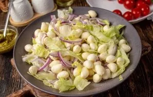 Į salotų dubenį sudėkite mini mocarelos sūrį be išrūgų.