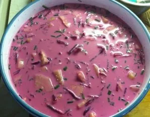 Dubenyje sumaišykite visus mūsų paruoštus ingredientus. Susmulkinkite kiaušinio baltymą. Viską užpilti pasukomis ir supilti grietinę. Jei...