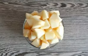 Obuolius nulupkite, išimkite sėklas ir supjaustykite vidutinio dydžio gabalėliais.