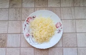 Sutarkuokite kietąjį sūrį, kaip ir kitus ingredientus.