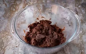 Sumaišykite šiuos ingredientus, kol gausite homogeninę masę, kurią rankomis galima suformuoti į rutulį.