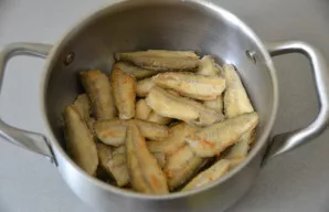 Sudėkite žuvį į puodą.